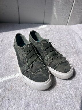 Blowfish Olive Green camo Frayed Canvas Slip-On Sneakers best for a 9